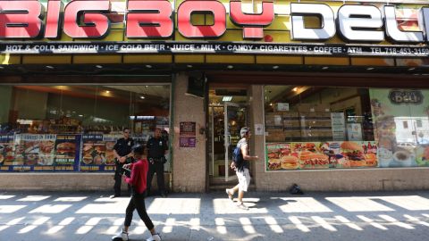 Policias recorren las avenidas Myrtle y Broadway donde se reportaron casos de sobredosis de marihuana sintética.