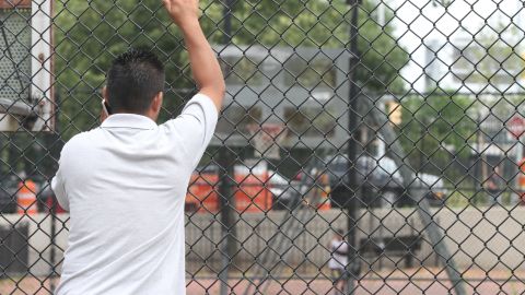 Inmigrantes sin papeles siguen con la duda, si acudir o no, a centros de salud de la ciudad.