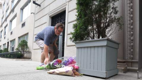 Decenas de personas se han acercado a poner flores en el Consulado de Francia en el Upper West Side.