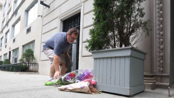 Decenas de personas se han acercado a poner flores en el Consulado de Francia en el Upper West Side.