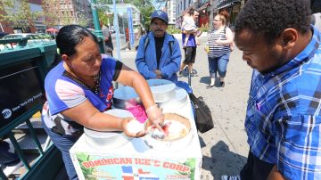 Agustina Vazquez y su esposo, Miguel de la Cruz venden los helados de hielo en la West 125th. en Harlem.