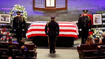 Una guardía de honor de la Policía permanece junto al ataúd, el 13 de julio de 2016, durante los servicios funerarios del cabo Mayor Lorne B. Ahrens en la Iglesia Bautista Prestonwood en Plano, Texas.