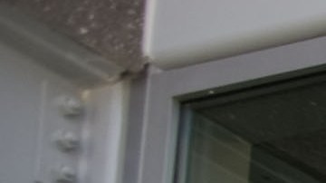 Algunas de las primeras personas en usar el nuevo cruce peatonal denominado PedWest de San Ysidro entran a Estados Unidos en San Diego, Califonia.