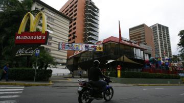 Fachada de uno de los 95 establecimientos de McDonalds en Caracas.