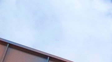 Un cordón polical delimita el acceso a la discoteca Club Blu en Fort Myers, donde al menos dos personas resultaron muertas y otras 17 heridas tras un tiroteo durante una fiesta juvenil.