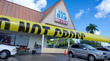 Un cordón polical delimita el acceso a la discoteca Club Blu en Fort Myers, donde al menos dos personas resultaron muertas y otras 17 heridas tras un tiroteo durante una fiesta juvenil.