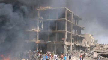 Q1 QAMESHLI (SIRIA), 27/07/2016.- Fotografía facilitada por la Agencia Oficial de Noticias siria, SANA, que muestra a varias personas en el lugar donde explosionó una bomba en Qameshli, Siria, hoy, 27 de julio de 2016. Al menos 44 personas murieron hoy por la explosión de un vehículo cargado con explosivos en la ciudad de Qameshli, de mayoría kurda y próxima a la frontera con Turquía, según la agencia de noticias oficial del país. Siria es desde hace más de cinco años escenario de un conflicto que ha causado la muerte de más de 280.000 personas, de acuerdo a las cifras del Observatorio Sirio de Derechos Humanos. EFE/SANA SÓLO USO EDITORIAL/PROHIBIDA SU VENTA
