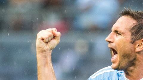 Lampard festeja uno de sus tres goles.