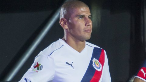 El jersey de visitante de Chivas es idéntico al utilizado por el Bolonia hace un par de temporadas.