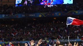 Paul Pogba saluda a la afición en Saint Denis tras un partido de la Euro 2016.