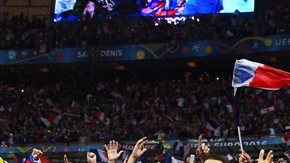 Paul Pogba saluda a la afición en Saint Denis tras un partido de la Euro 2016.