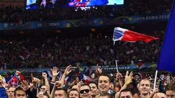Paul Pogba saluda a la afición en Saint Denis tras un partido de la Euro 2016.