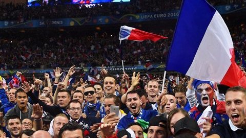 Paul Pogba saluda a la afición en Saint Denis tras un partido de la Euro 2016.
