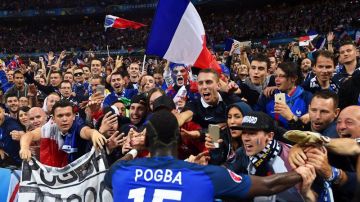 Paul Pogba saluda a la afición en Saint Denis tras un partido de la Euro 2016.