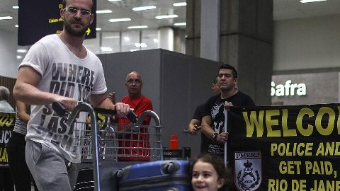 Los visitantes comienzan a llegar a un Río de Janeiro sumido en protestas sociales y advertencias sobre el zika.