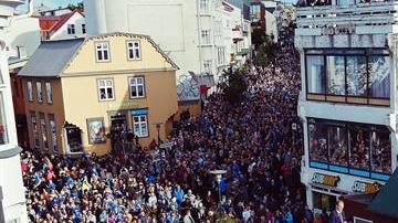 El recibimiento a la selección islandesa en Rejkiavik fue abrumador.
