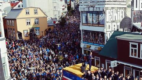 El recibimiento a la selección islandesa en Rejkiavik fue abrumador.