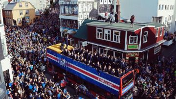 El recibimiento a la selección islandesa en Rejkiavik fue abrumador.