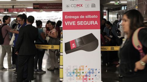 El Gobierno de la Ciudad de México comenzó hoy a repartir en las estaciones de metro los silbatos ideados para frenar el acoso a las mujeres en el transporte público.