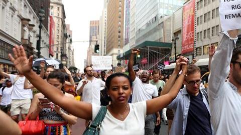Ola de protestas contra el abuso policial en varias ciudades de EEUU.