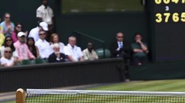 Roger Federer se cae en Wimbledon