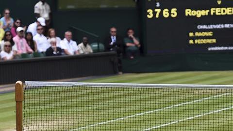 Roger Federer se cae en Wimbledon