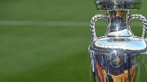 El trofeo de la Eurocopa ya espera al ganador entre Portugal y Francia.