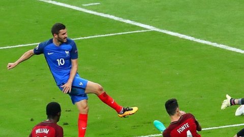 Impresionante jugada de André-Pierre Gignac contra la defensa de Portugal.