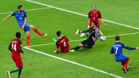 Impresionante jugada de André-Pierre Gignac contra la defensa de Portugal.