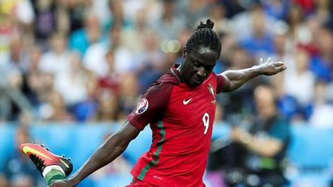 Éder patea para el gol que le dio la Eurocopa a Portugal.