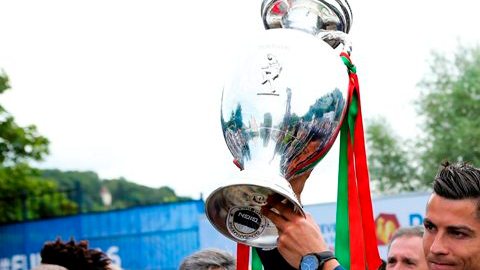 Cristiano Ronaldo no suelta la copa. Portugal es una fiesta.