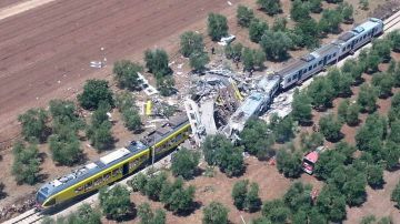 Fotografía facilitada por la Brigada de Bomberos italiana que muestra una vista desde el aire del lugar del accidente de dos trenes en una línea de vía única entre Ruvo di Puglia y Corato, al sur de Italia