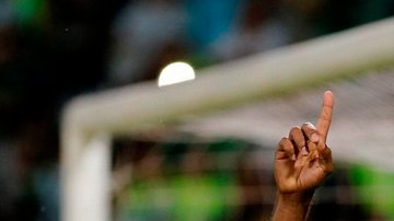 Ángel Borja de Atlético Nacional celebra un gol ante el Sao Paulo en la semifinal de la Copa Libertadores.