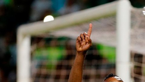 Ángel Borja de Atlético Nacional celebra un gol ante el Sao Paulo en la semifinal de la Copa Libertadores.