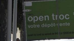 Miembros de la policía acordonan, este viernes,  el barrio de "Les Abattoirs", Niza, donde residía  el supuesto terrorista que atropelló con un camión a más de 80 personas en el "Paseo de los Ingleses".