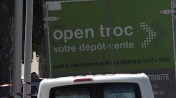 Miembros de la policía acordonan, este viernes,  el barrio de "Les Abattoirs", Niza, donde residía  el supuesto terrorista que atropelló con un camión a más de 80 personas en el "Paseo de los Ingleses".