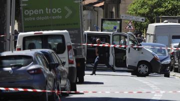 Miembros de la policía acordonan, este viernes,  el barrio de "Les Abattoirs", Niza, donde residía  el supuesto terrorista que atropelló con un camión a más de 80 personas en el "Paseo de los Ingleses".
