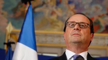 El presidente francés François Hollande se dirige a los miembros de la policía, seguridad y bomberos en el Palacio de la Prefectura de Niza, Francia hoy 15 de julio de 2016 tras el atentado cometido ayer durante la Fiesta Nacional.