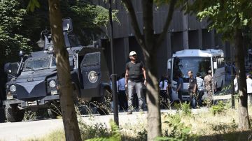 La policía turca escoltan a varios soldados acusados de planear el golpe de estado fallido, en Ankara, Turquía.