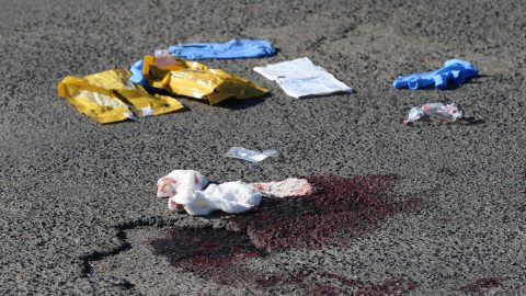 Restos de sangre y de material médico en el pavimento de una acera cercana a Wurzburgo, Alemania.