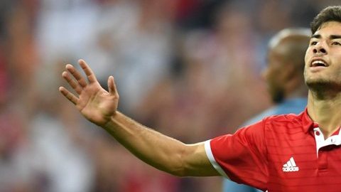 Erdal Ozturk celebra el único gol del partido en el que el Bayern Munich se impuso al Manchester City de Pep Guardiola.