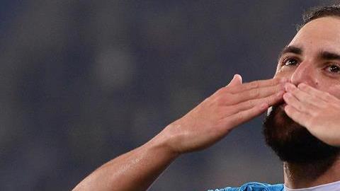 Higuaín celebra un gol durante un partido de la serie A.
