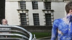 Un joven opuesto al Brexit muestra un cartel que dice "No me voy" (de la Unión Europea).