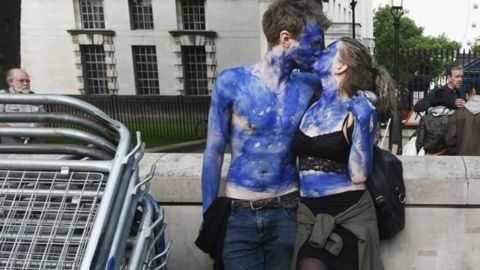 Un joven opuesto al Brexit muestra un cartel que dice "No me voy" (de la Unión Europea).