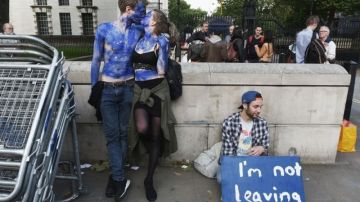 Un joven opuesto al Brexit muestra un cartel que dice "No me voy" (de la Unión Europea).