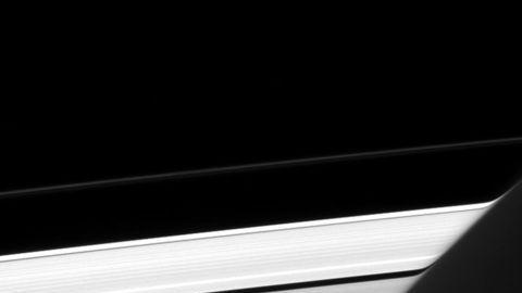 ¿Ves algo extraño en esta foto de los anillos de Saturno?