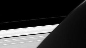 ¿Ves algo extraño en esta foto de los anillos de Saturno?