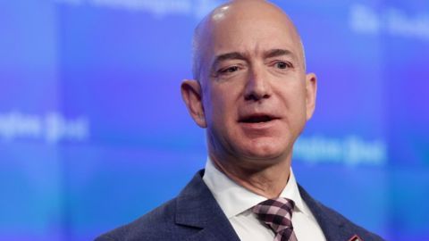 Jeff Bezos fundó Amazon en 1994 como una tienda de venta de libros online.