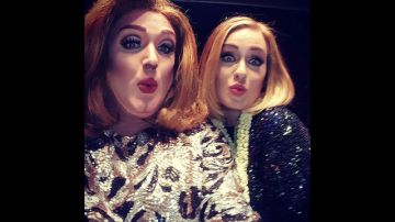 Adele reaccionó con entusiasmo al ver el vestido que llevaba su doble.