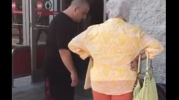 Un hombre defendió a la menor de los ataques verbales de la anciana.